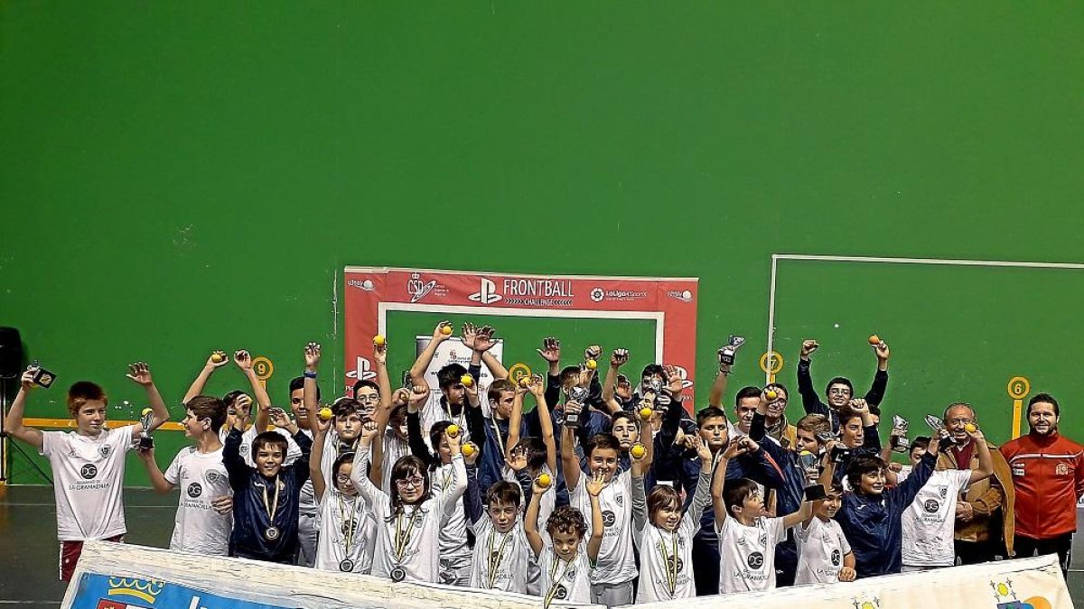 Los participantes en el CampeonatoEscolar en la jornada de clausura disputada en el polideportivo de Olmedo.-EL MUNDO