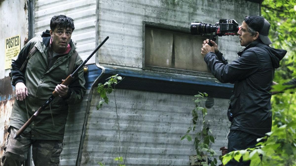 Benicio del Toro y Ben Stiller, durante la grabación de la miniserie Escape at Dannemora.-