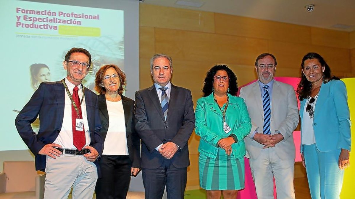 Mikel Navarro, Mercè Chacón, Agustín Sigüenza, Rosalía Serrano, Fernando Rey y Amalia Blanco.-EL MUNDO