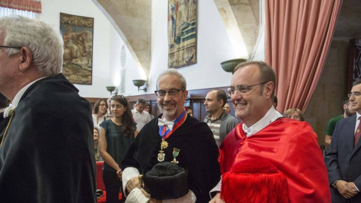 El rector de la Universidad de Salamanca, Daniel Hernández Ruipérez, preside el acto de apertura del curso académico 2015-2016 con la presencia del consejero de Educación de la Junta de Castilla y León, Fernando Rey..-ICAL