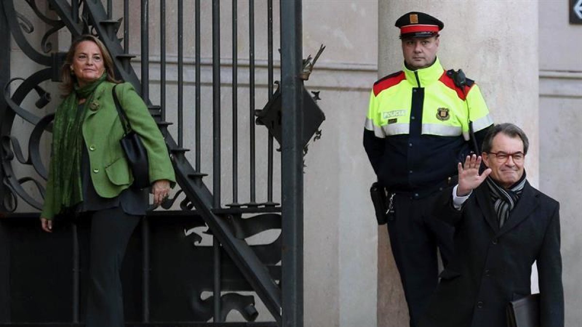 l expresidente de la Generalitat, Artur Mas, acompañado de su esposa Helena Rakosnik (i), a su llegada esta mañana al TSJCat.-EFE
