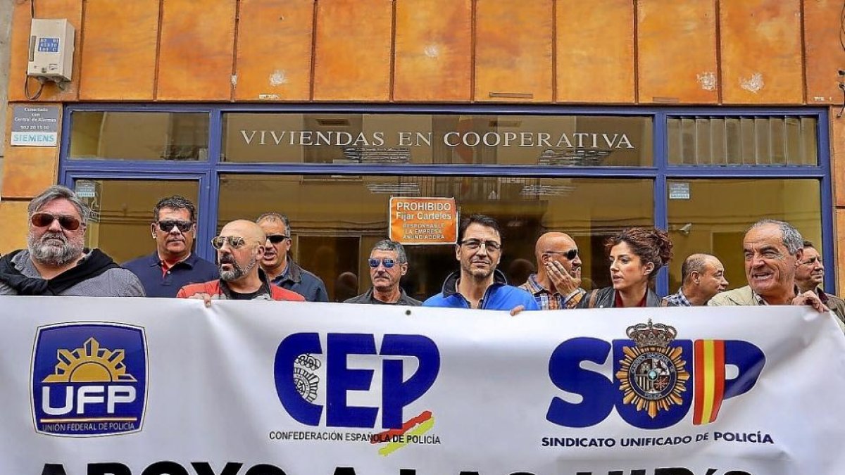 Representantes sindicales de la Policía se manifiestan para pedir el cese del jefe de la Unidad de Intervención Policial.-ICAL