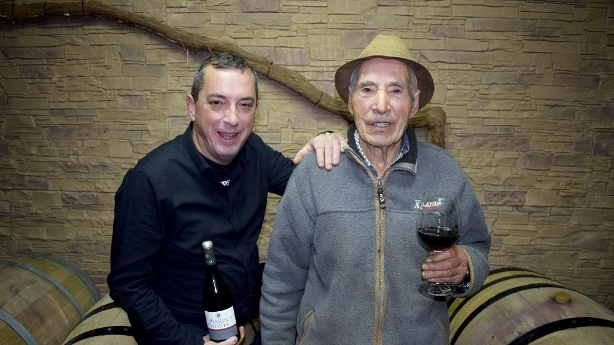 Javier de Jesús y su padre Claudino en el interior de las bodegas Marina de Aliste.-E.M.