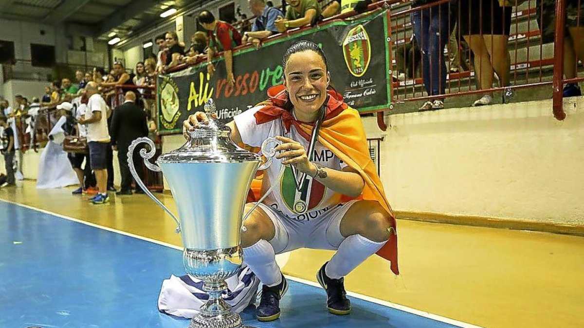 Leti Martín Cortés posa con el trofeo de Liga y con la bandera de España tras conquistar la final.-G. GIACOMINI