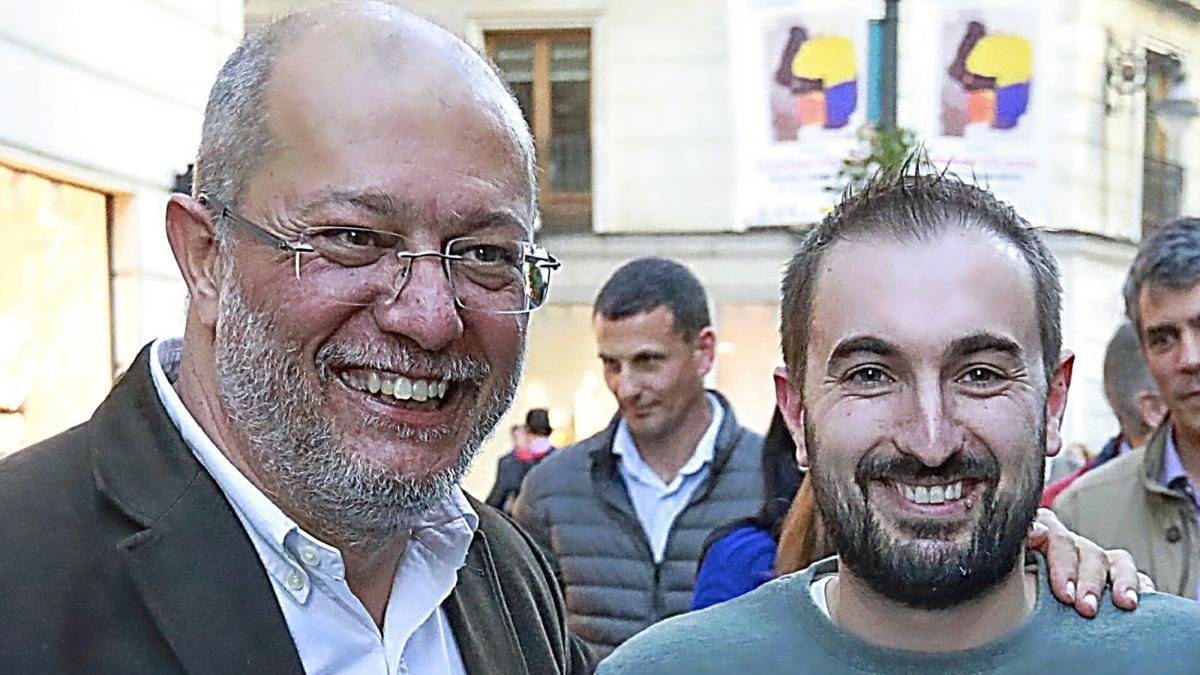 Igea, con el joven burgalés que supuestamente alertó de los votos fraudulentos.-J. M. LOSTAU