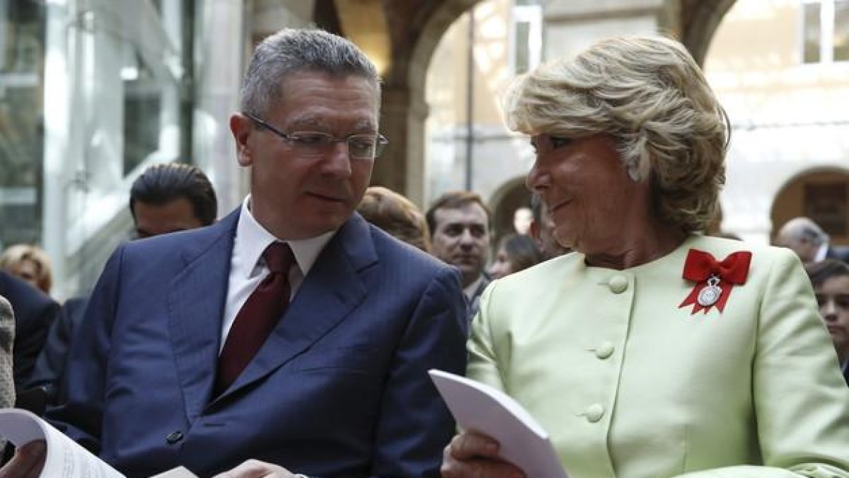 Esperanza Aguirre y Alberto Ruiz-Gallardón, en los actos del 2 de mayo en Madrid.-EFE / SERGIO BARRENECHEA
