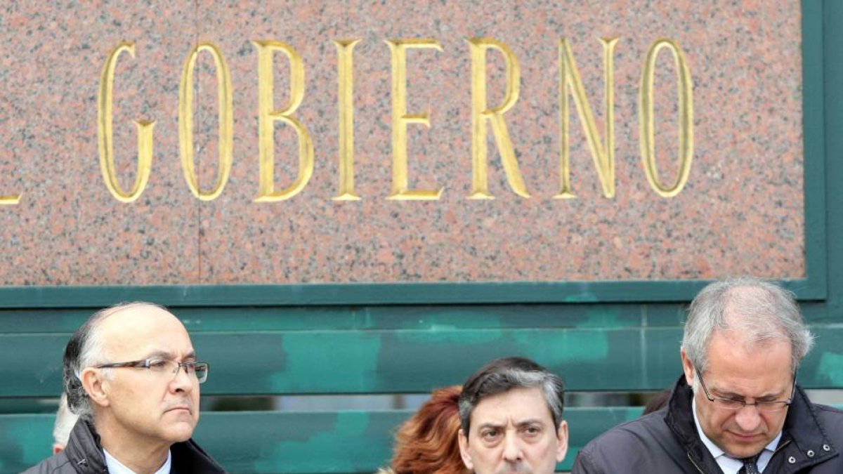 El delegado del Gobierno, Ramiro Ruiz Medrano, y el subdelegado del Gobierno en Valladolid, José Antonio Martínez Bermejo, guardan junto a trabajadores de la Delegación, un minuto de silencio por las víctimas del accidente aéreo en Francia-Ical