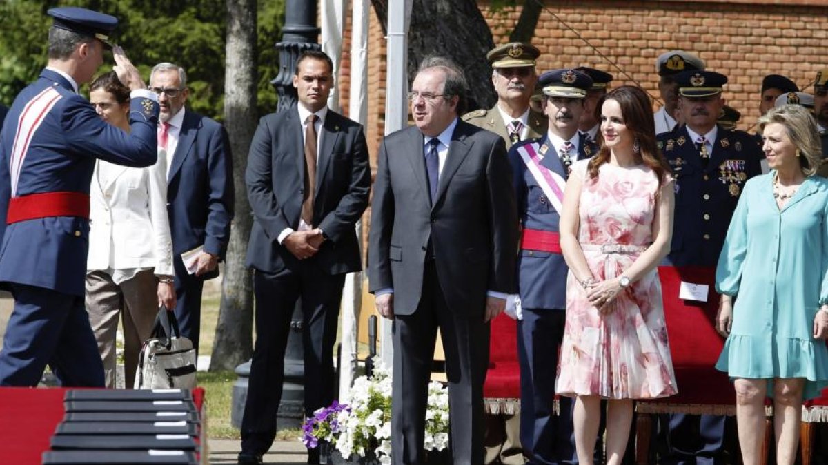 Felipe VI saluda a Herrera, a Clemente y a Salgueiro antes del acto de entrega de los Reales Despachos de Sargento a la XXIV promoción de la Academia Básica del Aire de La Virgen del Camino.-ICAL