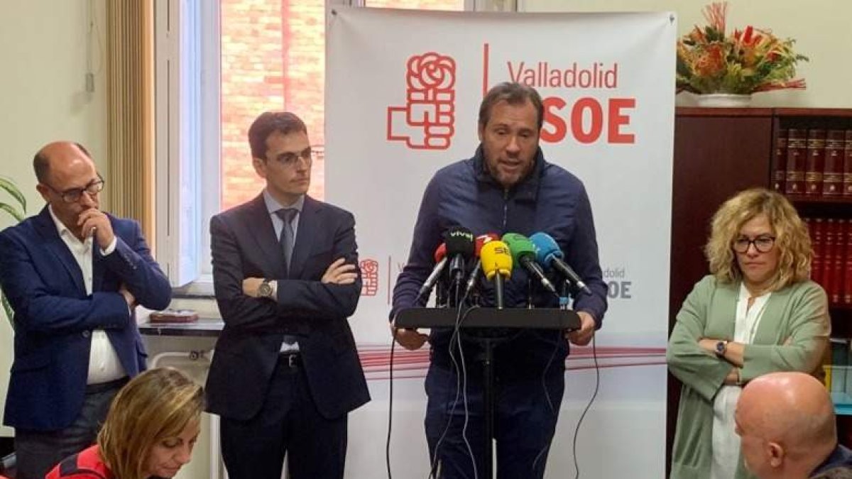 Puente, rodeado de parte de su equipo, hace balance de los cien días.- E.M.