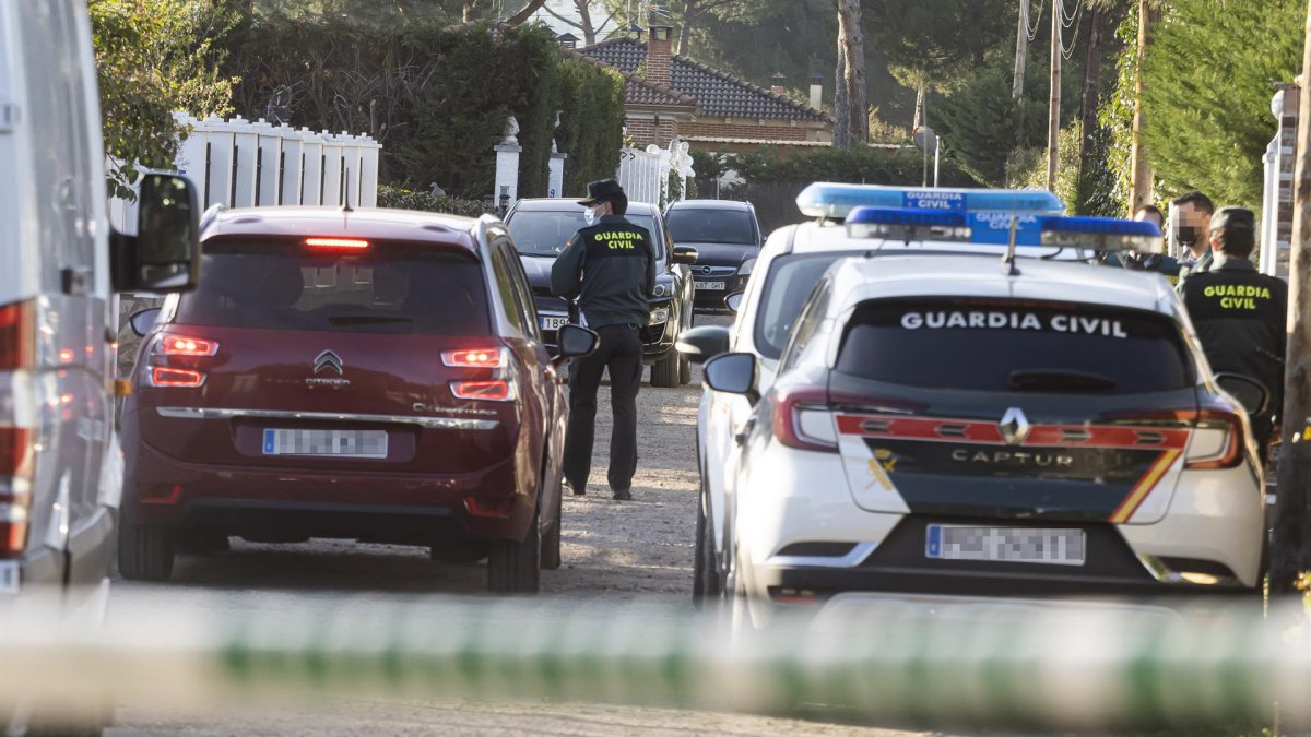 Varios agentes de la Guardia Civil y de Criminalística, en las inmediaciones del chalé de Óscar S., primer investigado del caso en una imagen de archivo. EUROPA PRESS