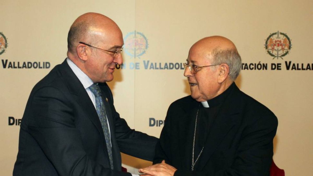 El presidente de la Diputación de Valladolid, Jesús Julio Carnero, y el cardenal arzobispo de Valladolid, Ricardo Blázquez, firman un convenio para la conservación y reparación de las iglesias y ermitas de la provincia-Ical