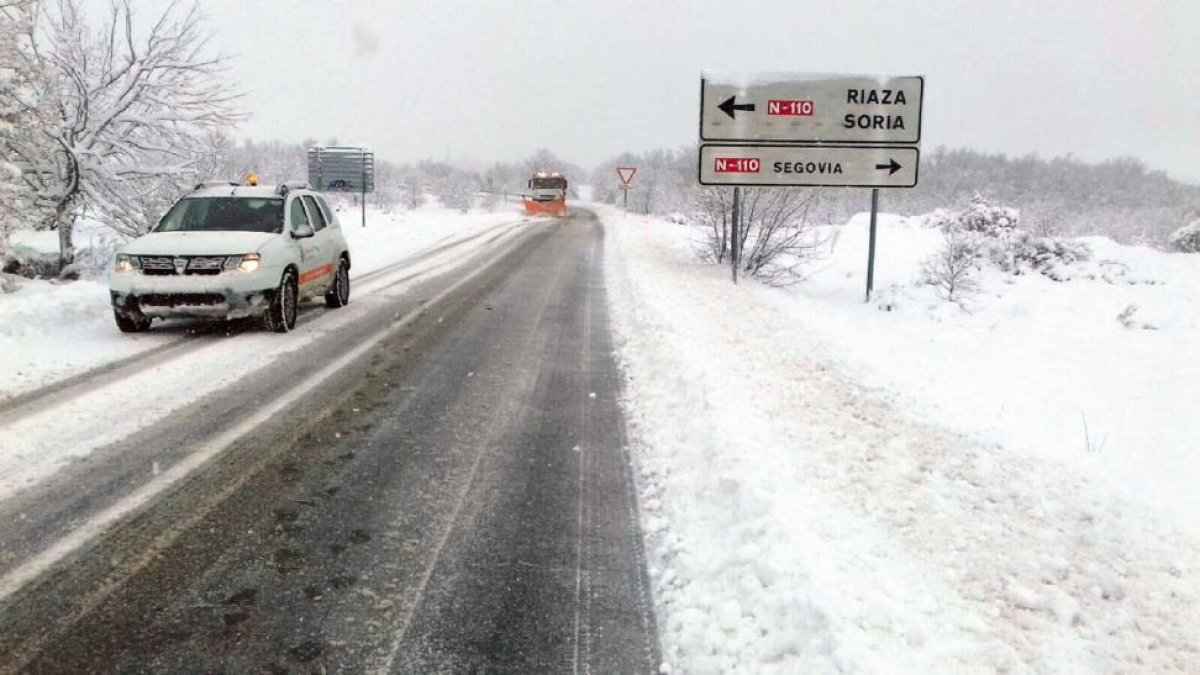 Máquinas quitanieves trabajan en las labores de limpieza de las carreteras en la provincia de Segovia-ICAL