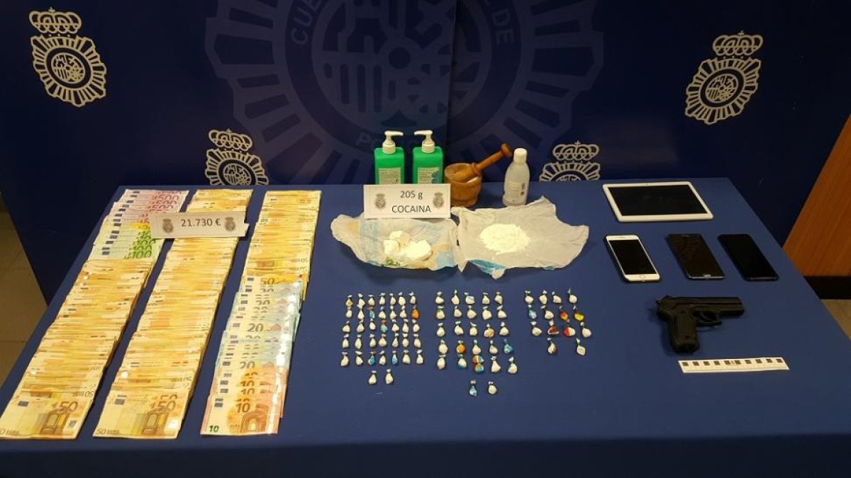 Material incautado en la detención.-POLICÍA NACIONAL