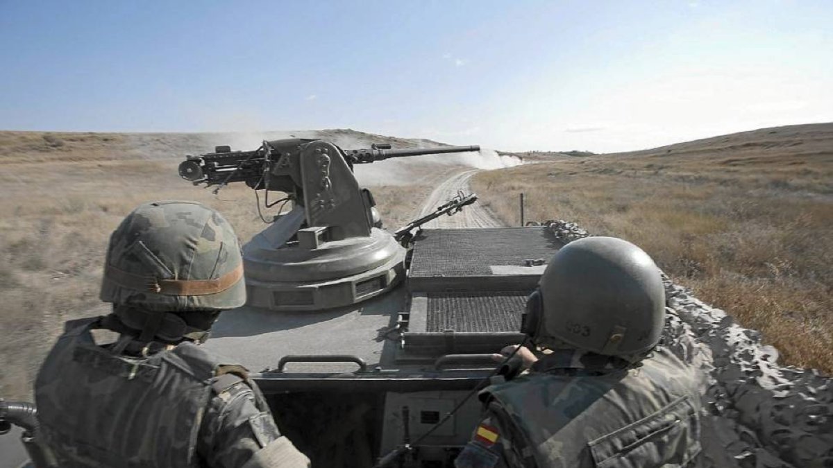 Militares del Grupo de Reconocimiento Santiago VII en unas maniobras en el campo de tiro de Cabezón.-P. Requejo