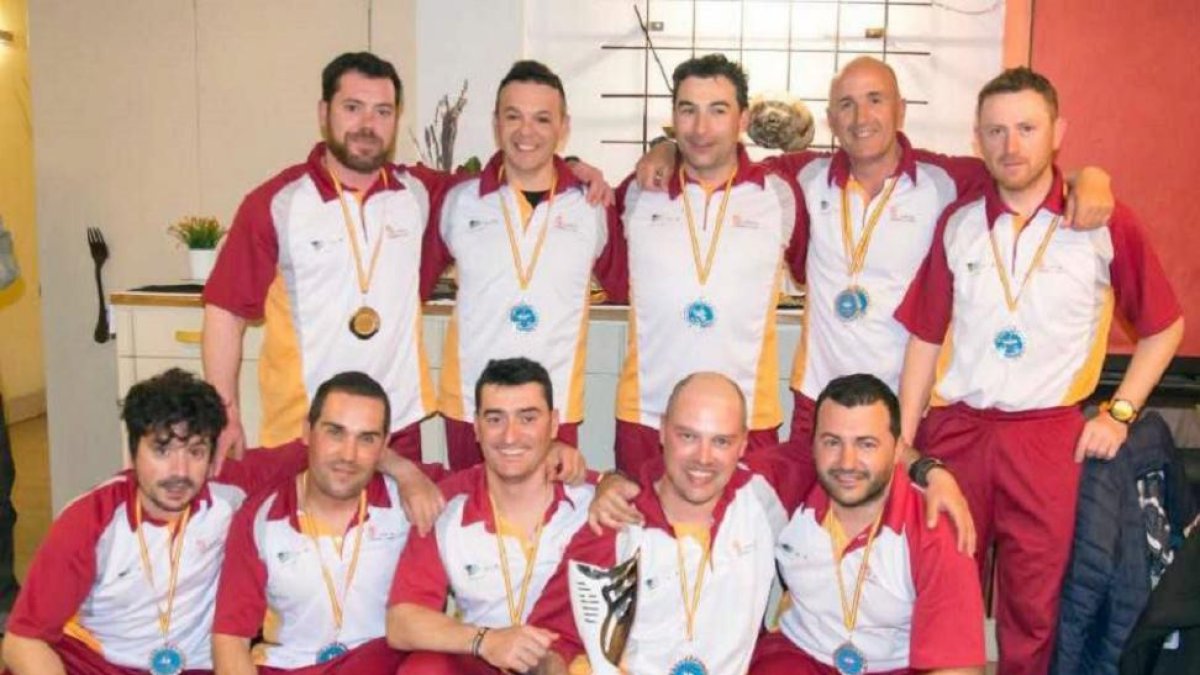Equipo de Castilla y León, subcampeón de España, con Pablo Castro Pinos, segundo por la derecha de pie, campeón de España absoluto.-L. FUENTE