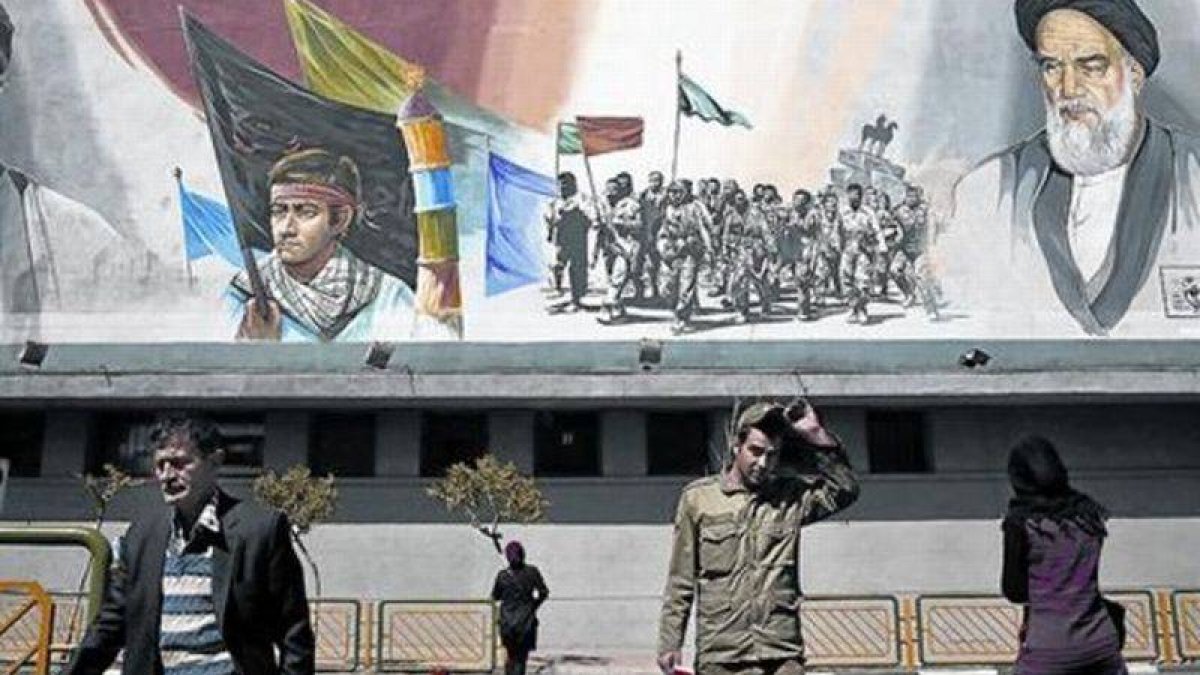 Un mural celebrando la Revolución iraní de 1979 preside una calle del centro de Teherán.-Foto: AP/ VIHAD SALEMI
