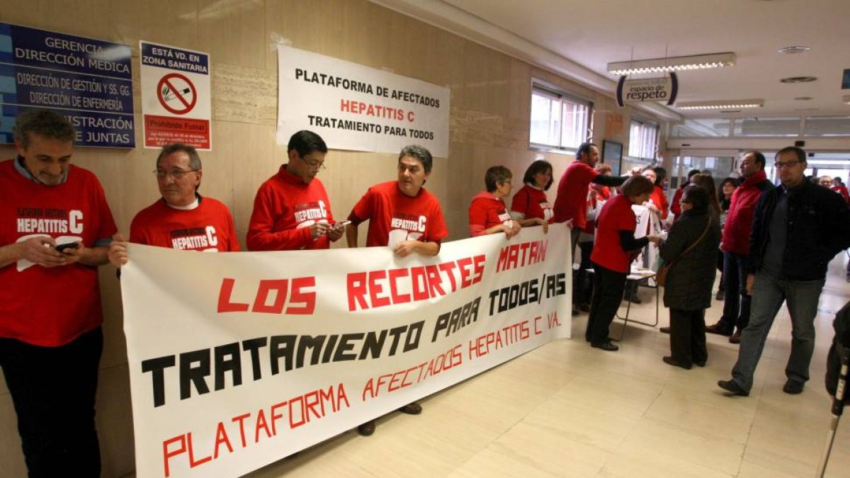 La plataforma vallisoletana de afectados por la hepatitis C pide tratamiento para todos en el hospital Clínico de Valladolid-Ical