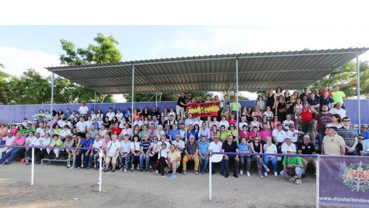 Foto de clausura con los participantes en las finales provinciales , presidida por Conrado Iscar, vicepresidente de la Diputación y alcalde de Matapozuelos, y acompañado del diputado Julio Del Valle, los alcaldes de Mojados, Cabezon, Pedrajas y San Martín-EL MUNDO