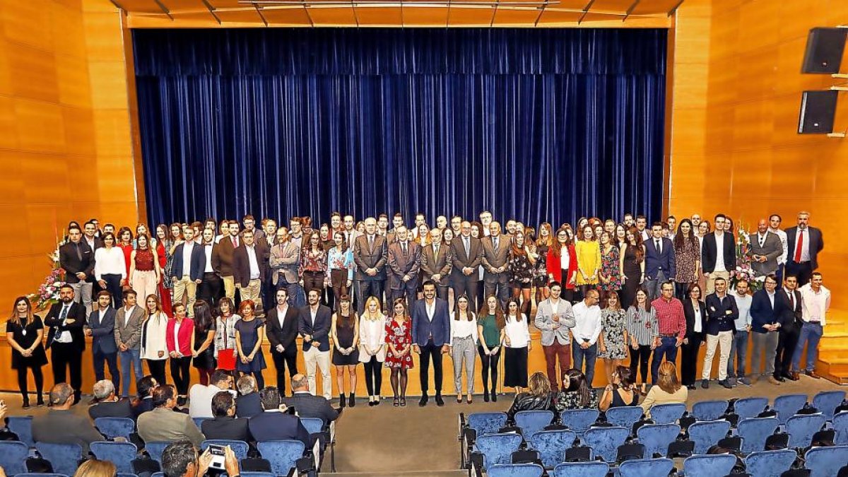 Foto de familia de los diplomados ayer, en el Auditorio principal de la Feria de Valladolid.-J.M. LOSTAU
