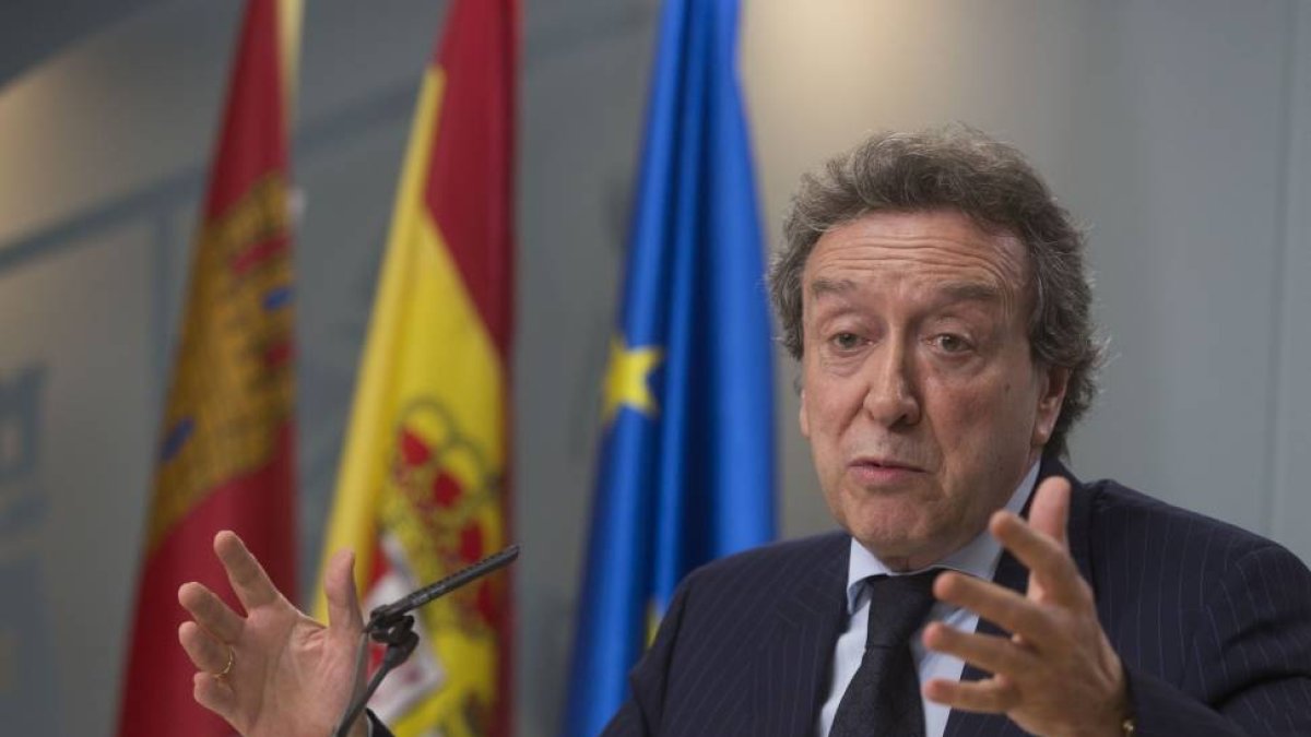 El consejero en funciones de la Presidencia y portavoz, José Antonio de Santiago-Juárez, comparece en la rueda de prensa posterior al Consejo de Gobierno.-Ical