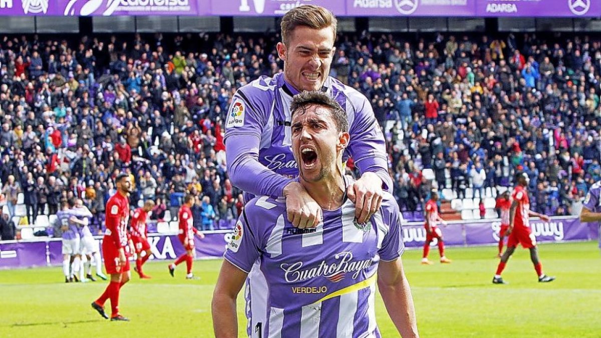 Mata es felicitado por Toni Martínez tras marcar el gol de la victoria contra el Almería.-J. M. LOSTAU