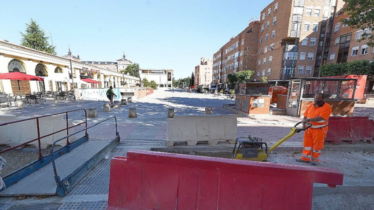 Instalación de una marquesina en una plaza del barrio de la Rondilla. - ICAL