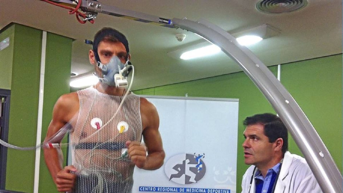 Samuel realiza las pruebas de esfuerzo, supervisadas por el doctor López Moreno.-El Mundo