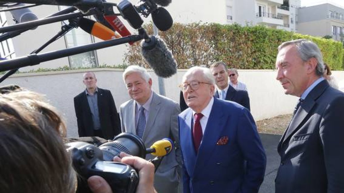 Jean-Marie le Pen ante la sede central de su partido en Nanterre.-Foto:   Jacques Brinon / AP / JACQUES BRINON