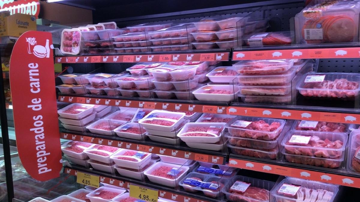 Estantería con carne envasada en un supermercado.-EUROPA PRESS