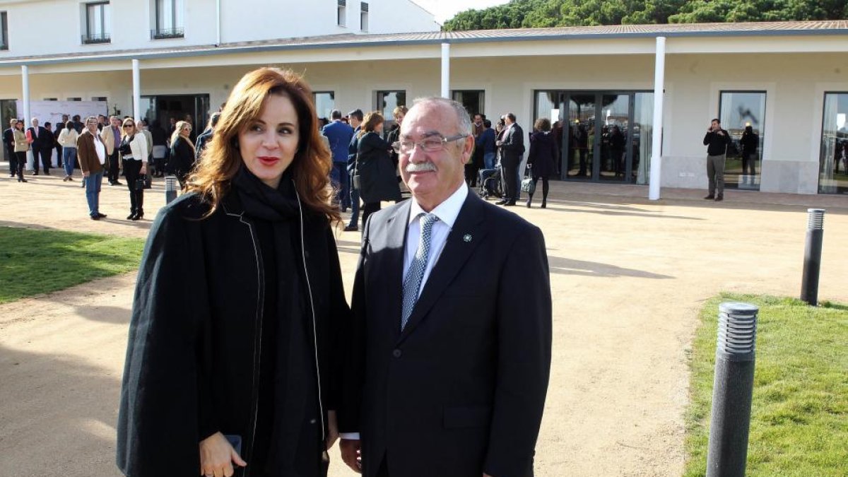 La presidenta de las Cortes, Silvia Clemente, y el empresario Domingo Tinaquero, durante la inauguración de las instalaciones Finca El Pinar-Ical