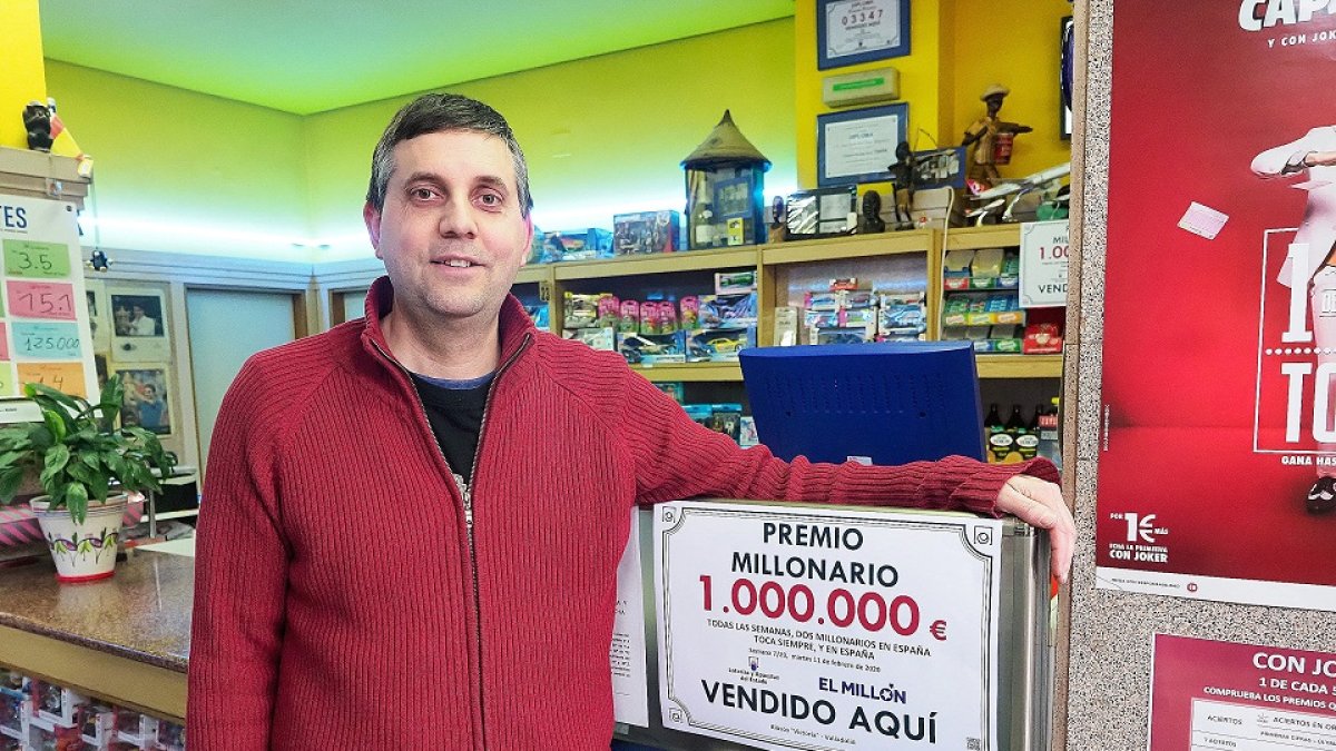 El administrador de la calle Embajadores que validó el boleto del agraciado en El Millón. J.M. LOSTAU