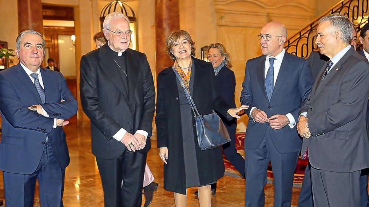 Carlos Amigo, la ministra Isabel García Tejerina, el presidente de la Diputación, Jesús Julio Carnero, y el alcalde de Rioseco, Artemio Domínguez, en Madrid.-R. P. VIECO
