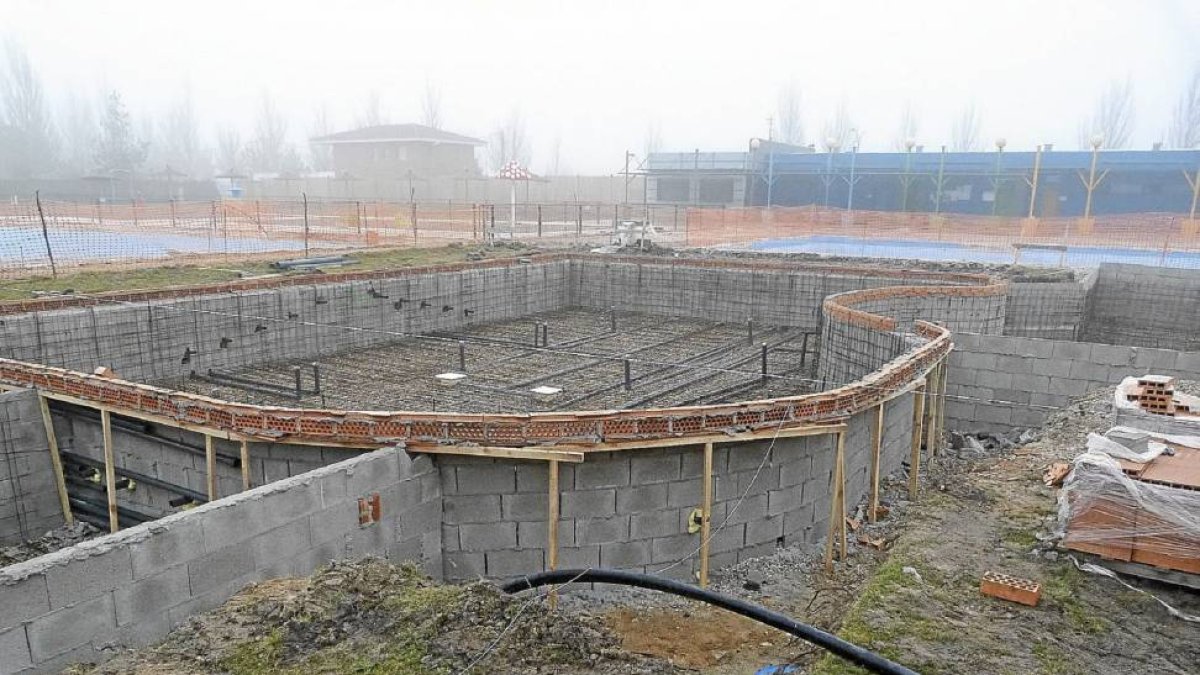 Estado de las obras del nuevo vaso de relax en las piscinas de Olmedo-El Mundo