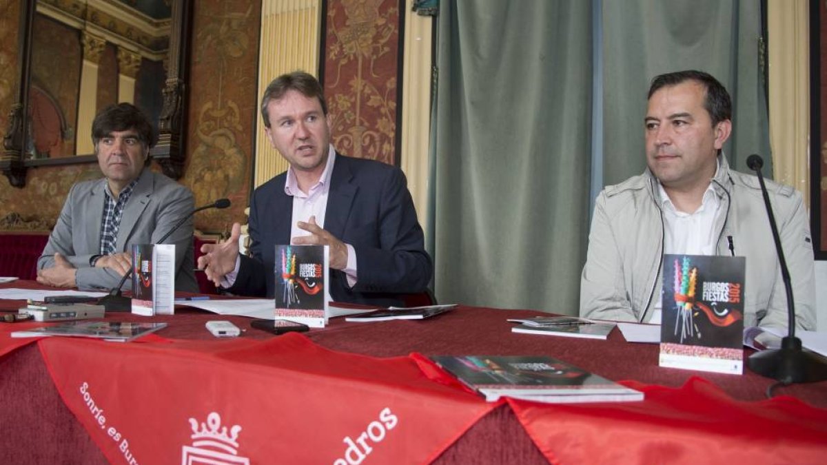 Presentación del programa de las Fiestas Mayores de San Pedro y San Pablo 2015 en Burgos por el alcalde de la ciudad, Javier Lacalle, y el concejal de Cultura, Fernando Gómez. Les acompañaba el ex-concejal de Festejos, José Natonio Antón (D)-Ical