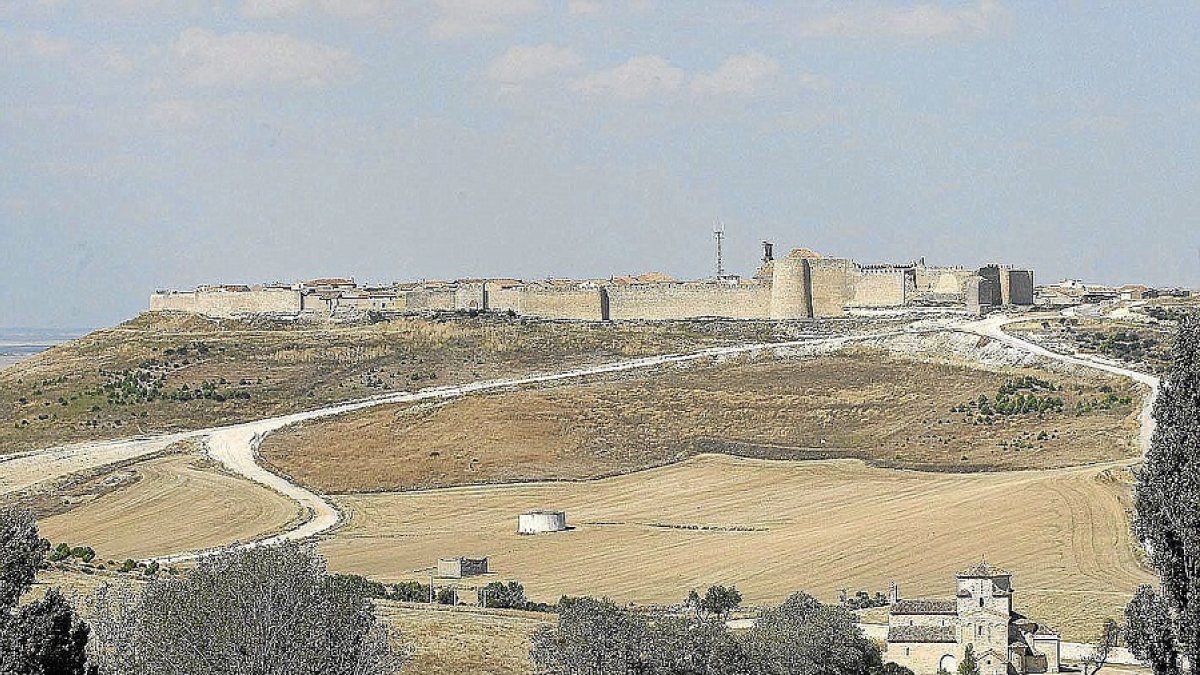 El pueblo de Urueña amurallado desde la lejanía.