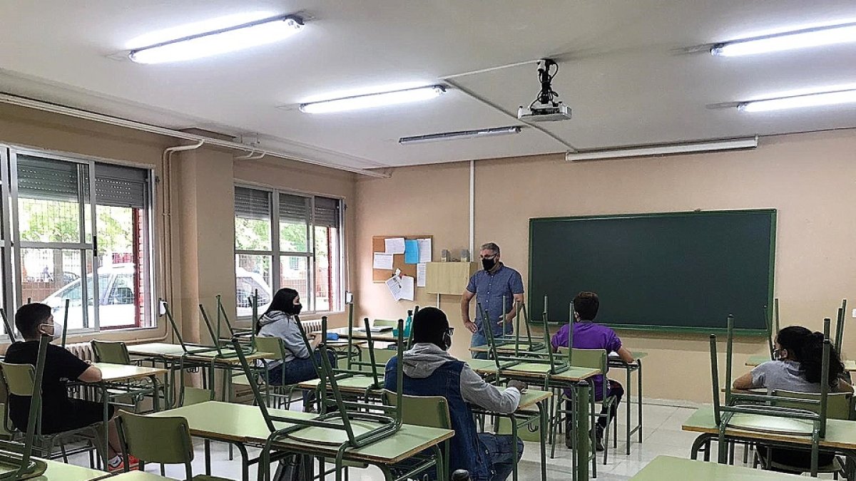 Profesor y estudiantes, ayer, durante la celebración de los exámenes en el IES Ramón y Cajal de Valladolid. EL MUNDO
