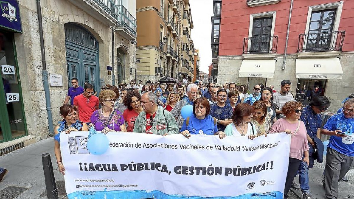 Cabeza de la manifestación organizada por la Federación de Asociaciones Vecinales de Valladolid ‘Antonio Machado’.-ICAL