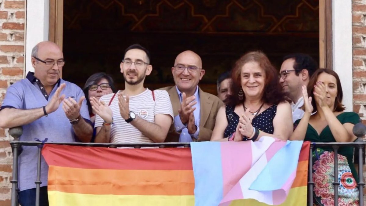 Jesús Julio Carnero, en el centro, con la bandera LGTBI en el balcón de la Diputación cuando era presidente, en una imagen de archivo.-E. M.
