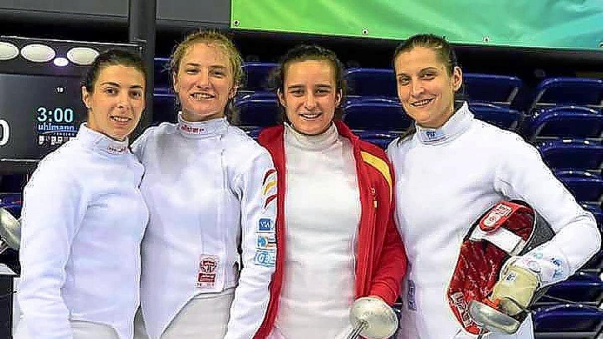 Dora Kiskapusi, primera por la derecha, junto a las compañeras de la selección.-EM