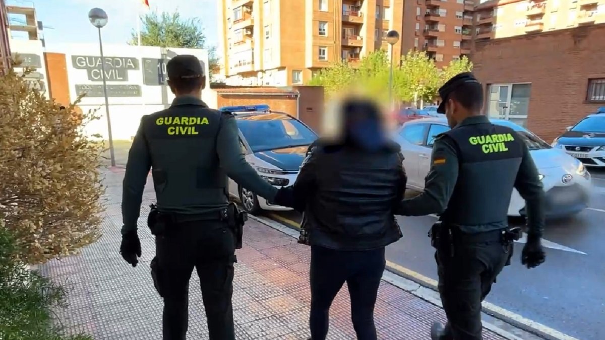 Detención de una mujer por dejar solo a su hijo en casa.- GUARDIA CIVIL
