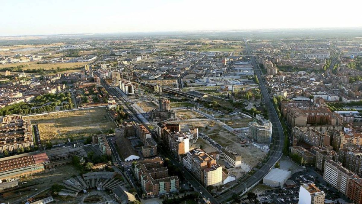 Vista aérea de los terrenos liberados con el soterrimiento, con Ariza en el centro de la imagen, y los talleres de la estación a la izquierda.-J. M. Lostau
