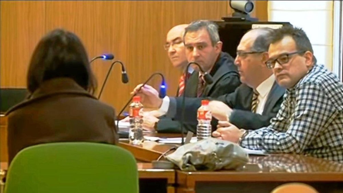 Pilar V, V. ex del acusado, declara en el juicio bajo la mirada de ‘Terre’ (primero a la dcha,)el abogado de éste y los acusadores.-LA 8 VALLADOLID