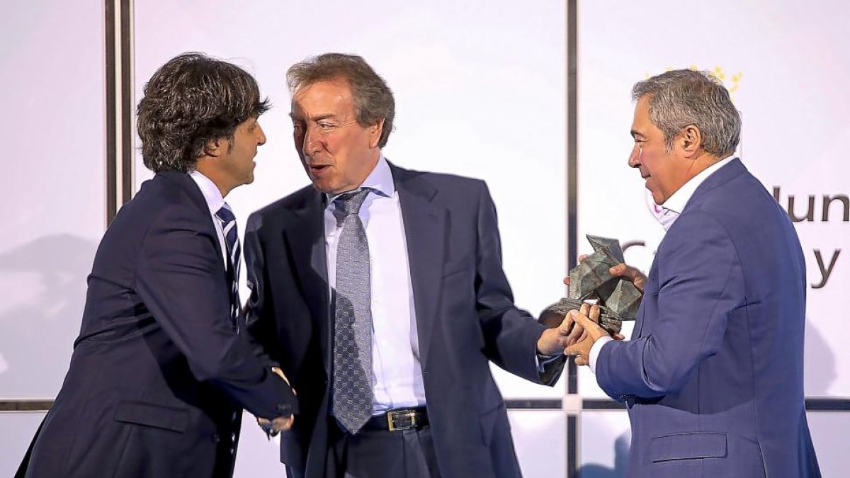 El vicepresidente José Antonio De Santiago- Juárez, saluda a Miguel Ángel Zamora y a Joaquín S. Torné en la entrega del premio a Diario de León.-REPORTAJE GRÁFICO:ICAL