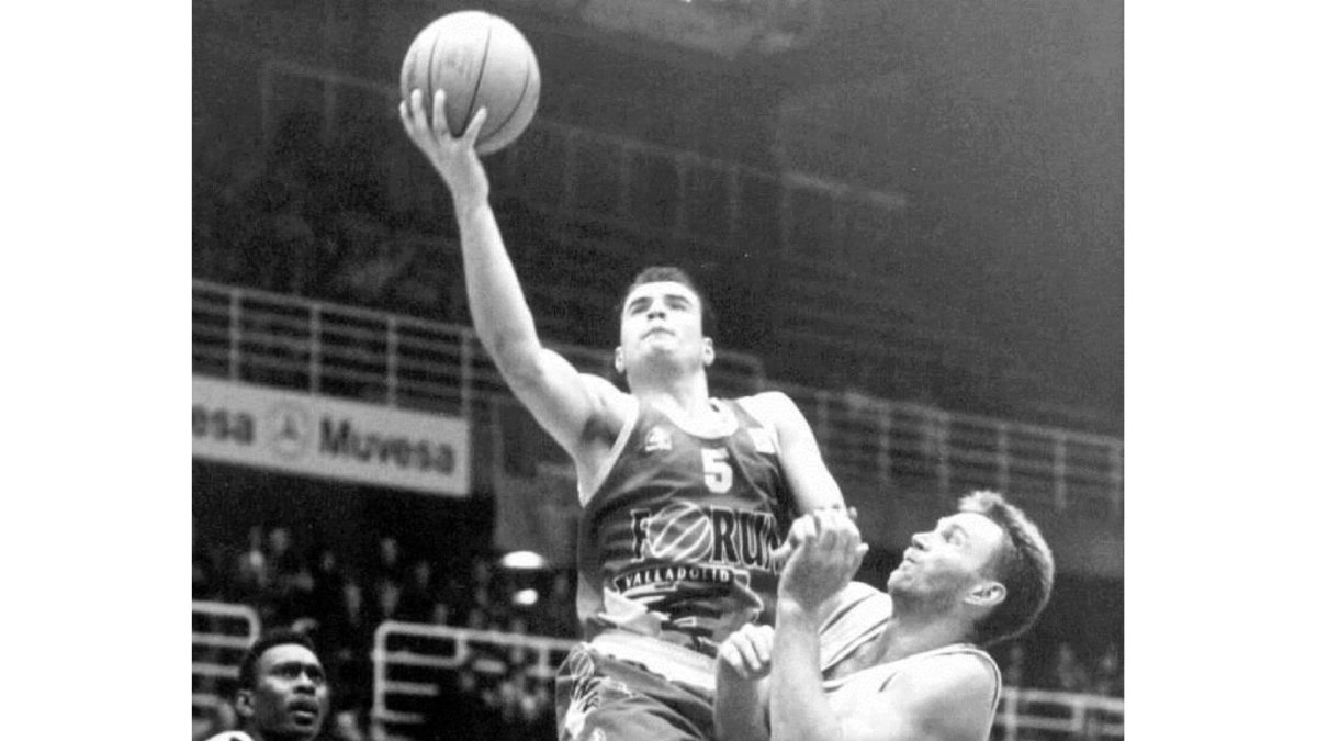Lalo García entra a canasta en su etapa como jugador del Fórum de Valladolid-El Mundo