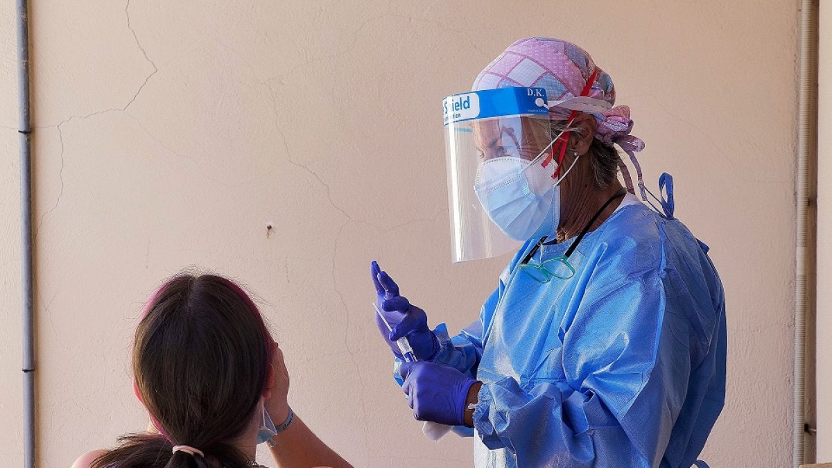 Imagen de archivo de un paciente que se somete a una prueba PCR en Valladolid. PABLO REQUEJO (PHOTOGENIC)