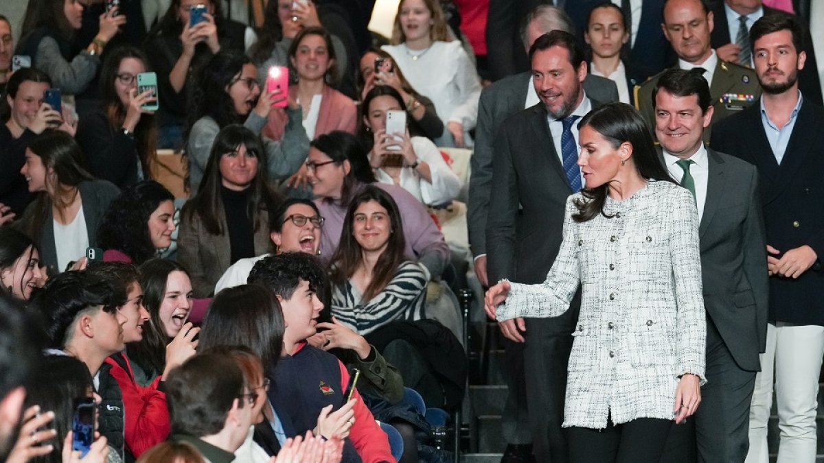 La Reina Letizia saluda a un grupo de jóvenes en el Tour del Talento 2023 de Valladolid. J.M. LOSTAU
