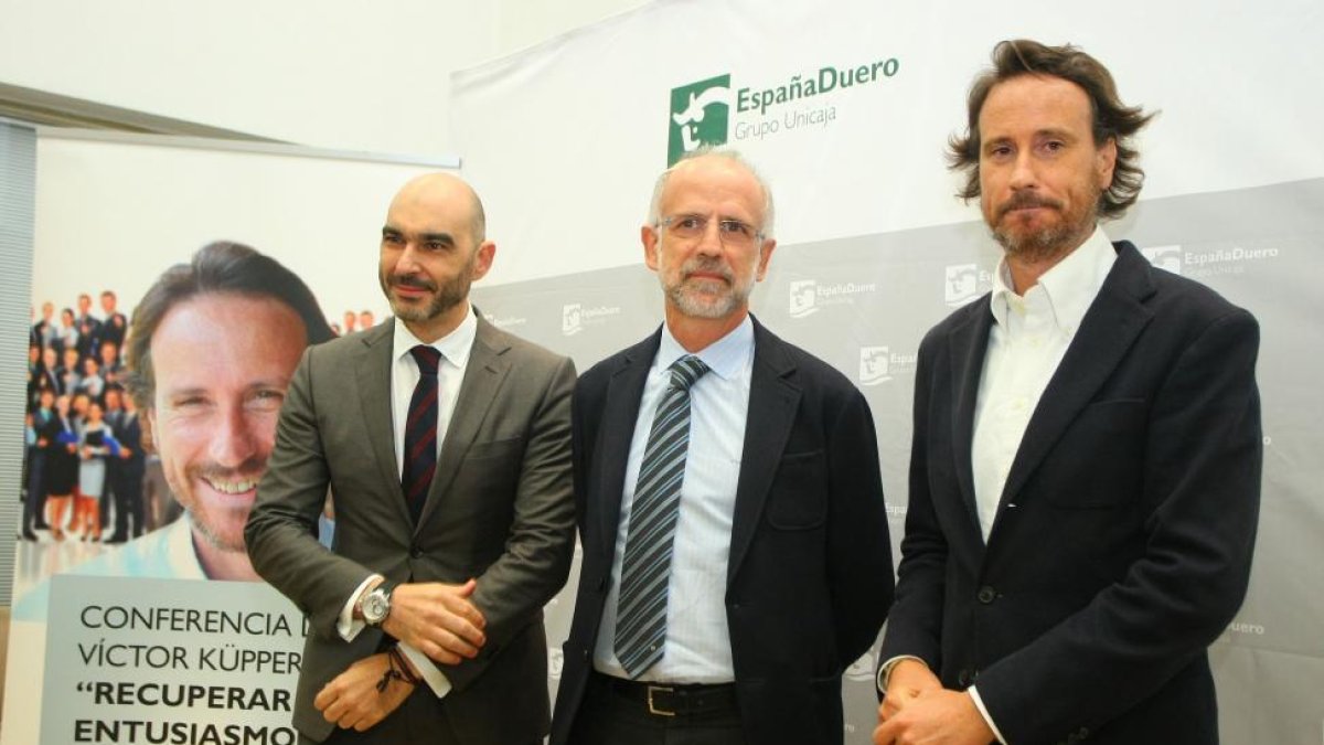 El economista Victor Kuppers (D), junto al director territorial de Caja España-Duero en León, José Luis Sánchez Seco (C), y el director de Caja España-Duero en Ponferrada, José Ignacio Gutiérrez (I), momentos antes de la conferencia 'Recuperar el entusias-ICAL