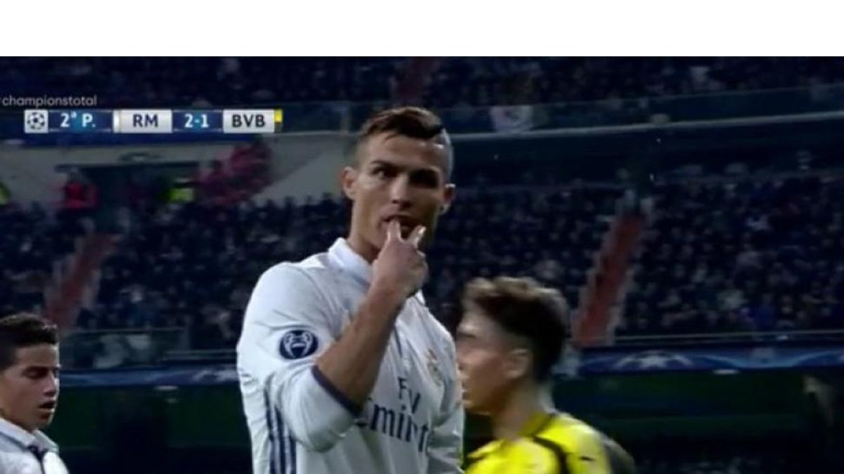 El gesto polémico de Cristiano Ronaldo, en el Bernabéu.-