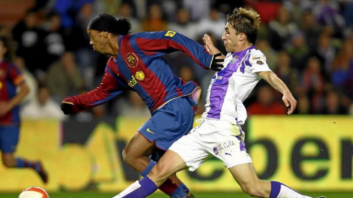 Rafa intenta cortar la internada de Ronaldinho en el Valladolid-Barcelona de la temporada 2007-2008.-MONTSE ÁLVAREZ