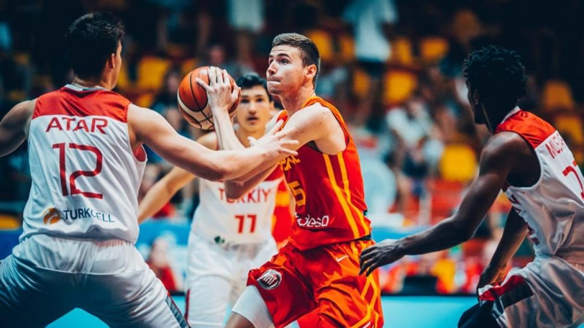 MiguelGonzález, rodeado de rivales durante las semifinales ante Turquía.-FIBA
